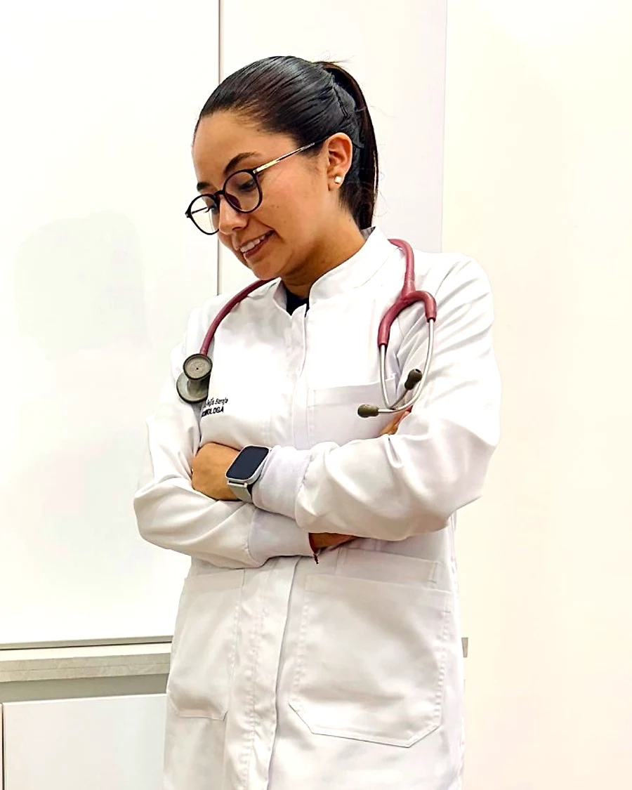 La Dra. Michelle Mejía con bata y estetoscopio en su consultorio de IKIGAI
