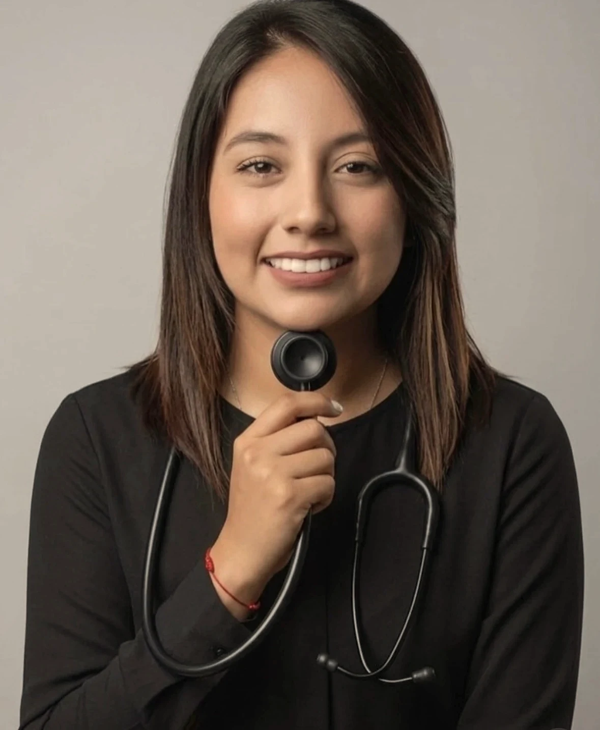 Dra. Michelle Mejía, endocrinóloga, sonriendo con su estetoscopio